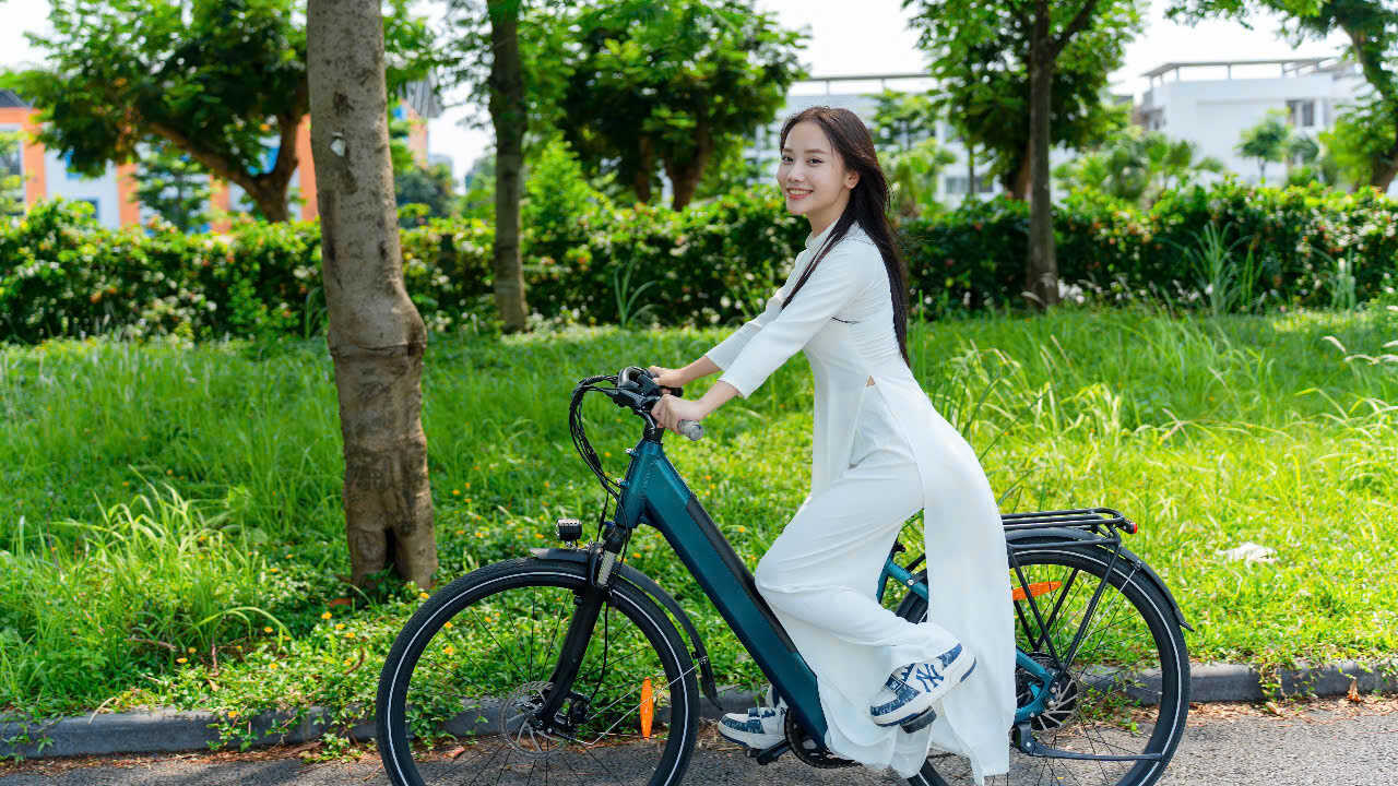Một ngày đi làm bằng xe đạp trợ lực của phụ nữ